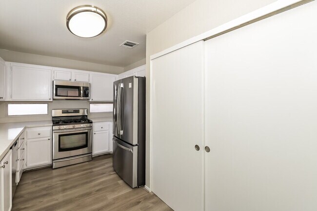 Building Photo - 5901 Commodore Cove Dr