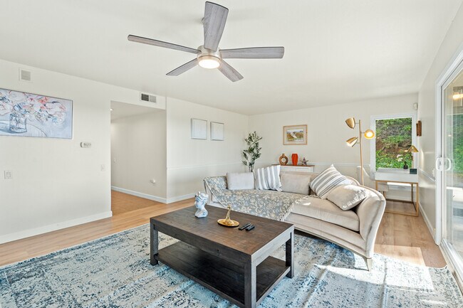 Building Photo - 10961 Limetree Dr