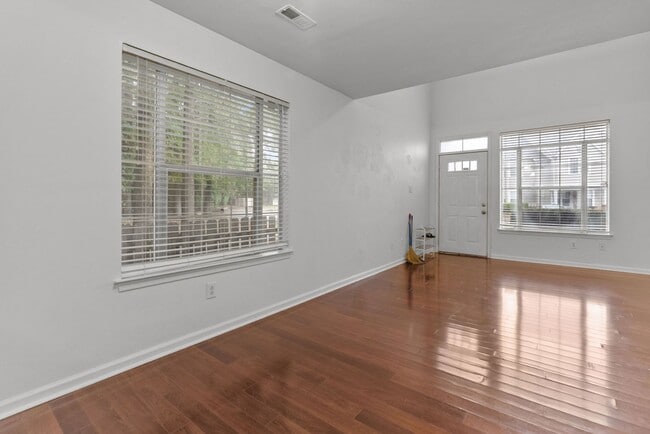 Building Photo - Rent in Virginia Beach!