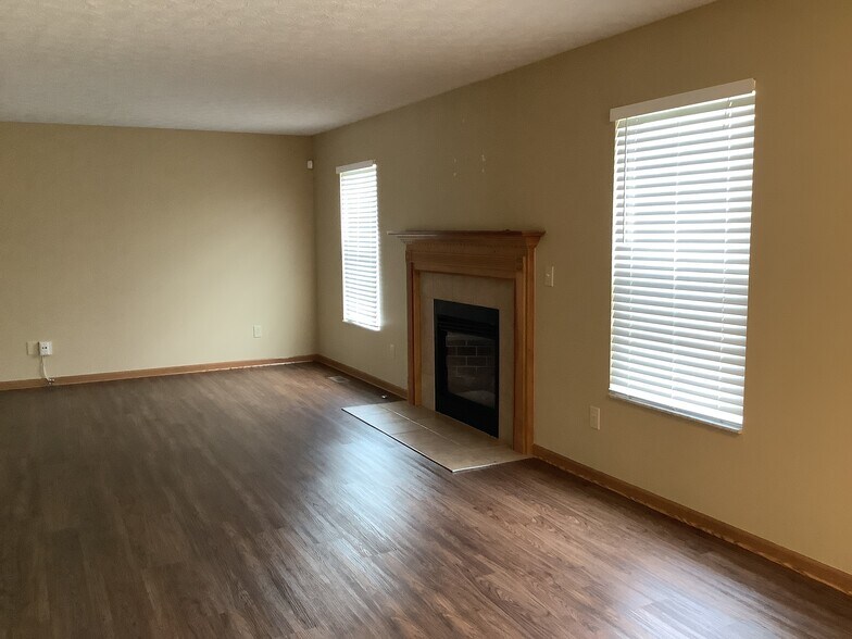 Building Photo - 452 Crestmoore Dr