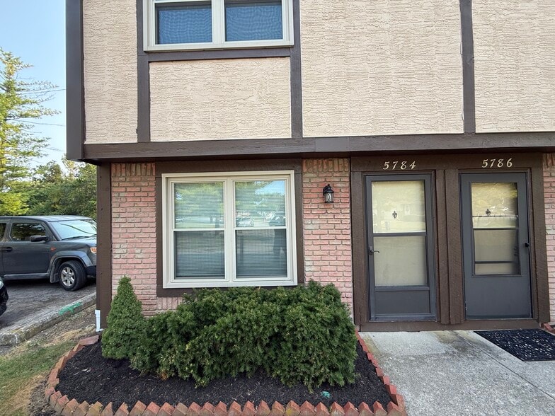 Building Photo - 5784 Pepperwood Ct