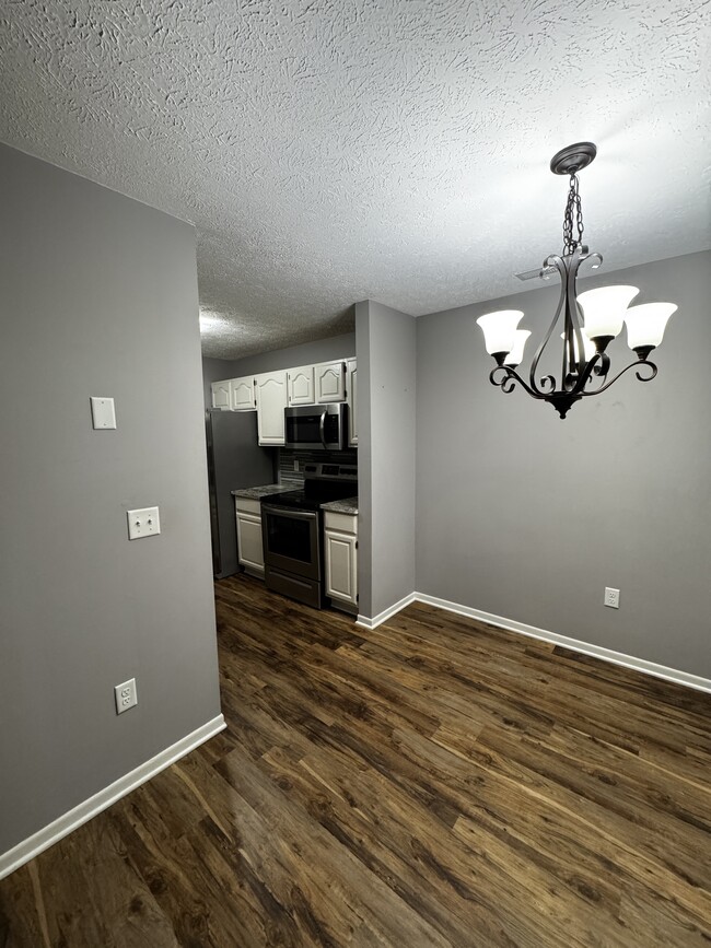 Building Photo - 8599 Scenicview Dr