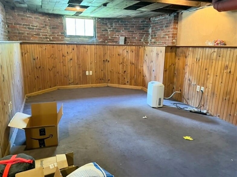 Building Photo - 27 Willow Ave