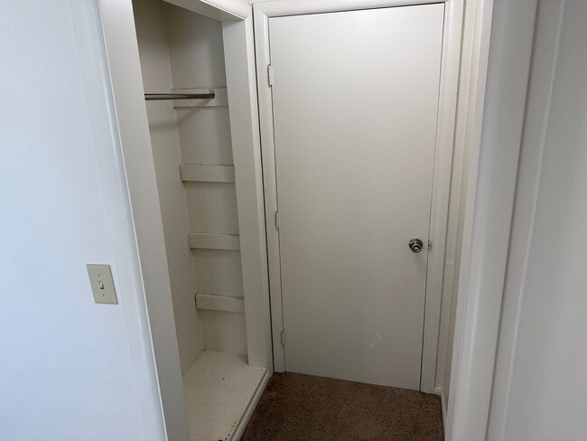 Building Photo - Large upstairs 2 bedroom apartment!