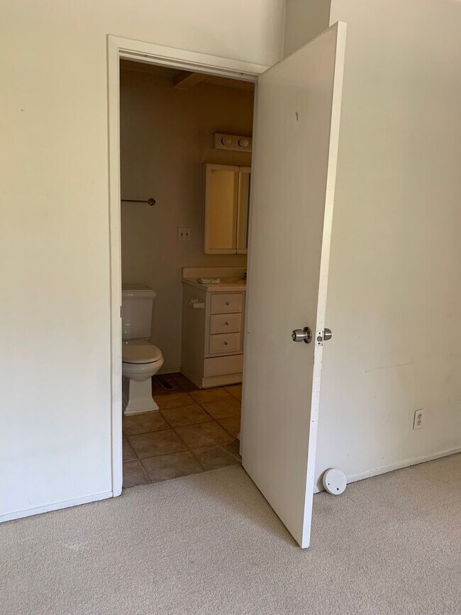 Building Photo - Adorable 3 Bed 1.5 Bath Covell Commons Condo ( fall Rental )