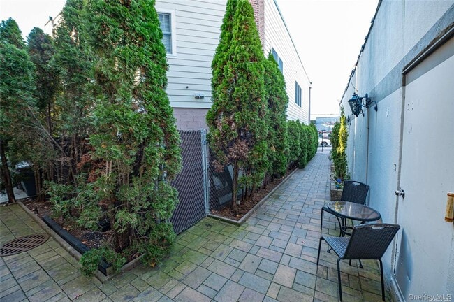 Building Photo - 328A Main St