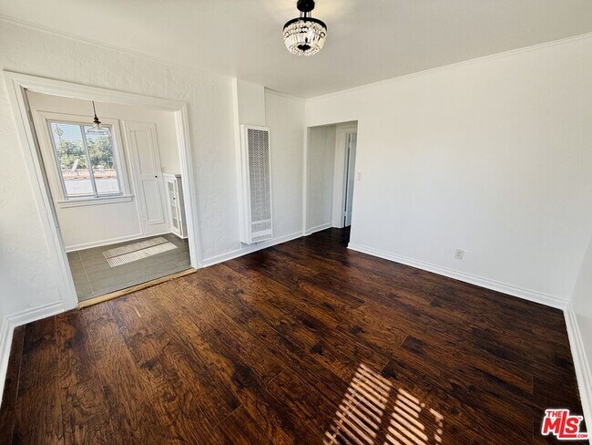 Building Photo - 3883 S Gramercy Pl