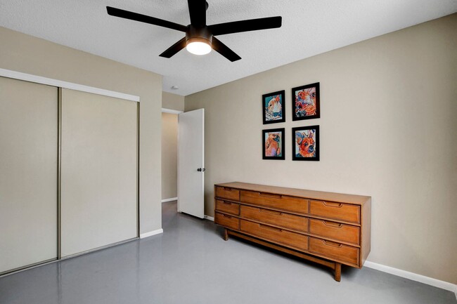 Building Photo - Fully Furnished, One Story, Near Strip, All Utilities Included with Flexible Lease Terms
