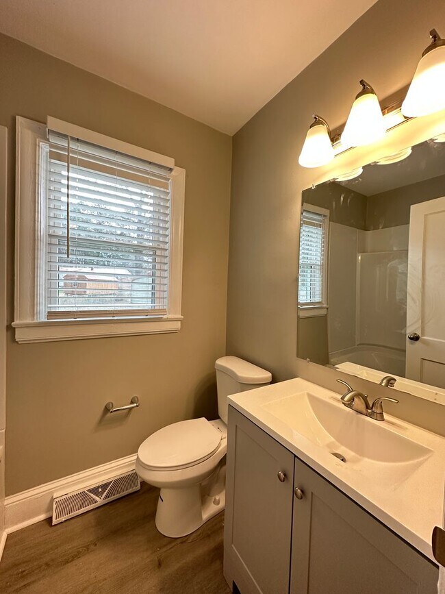 Building Photo - Newly Renovated Charming Home for Rent in South Hill