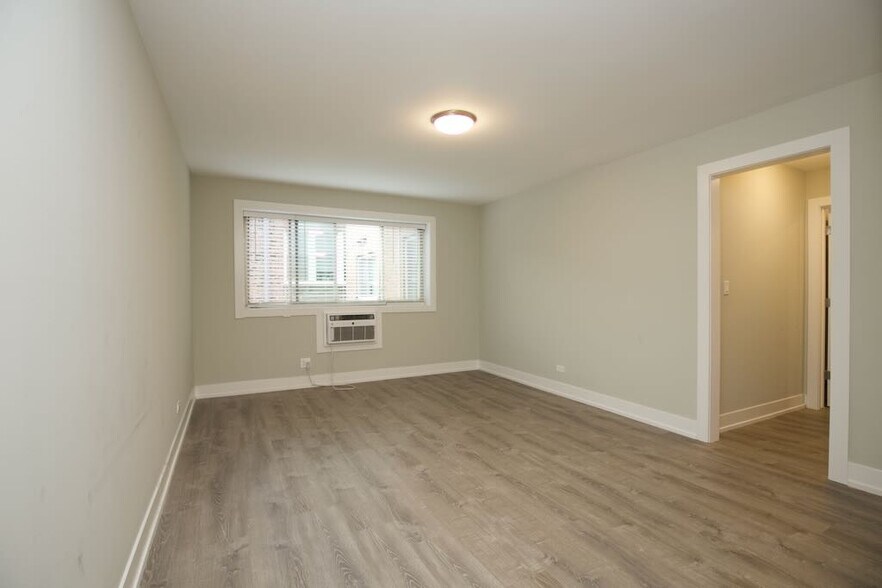 Building Photo - 533 W Surf St