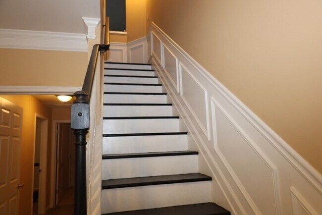 Building Photo - 3 Bedroom Townhome in the Heart of Dulth