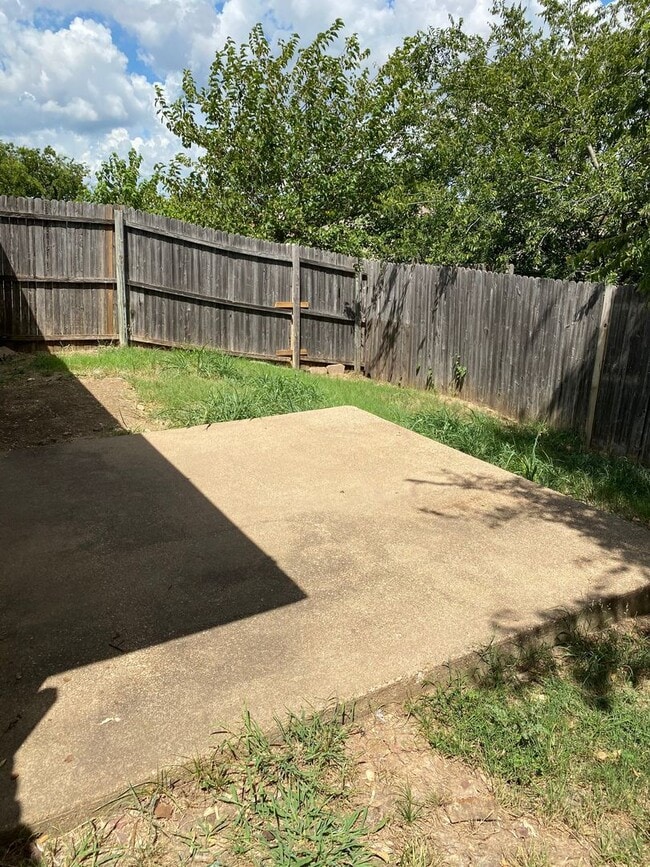 Building Photo - Half Duplex ready for immediate move-in!
