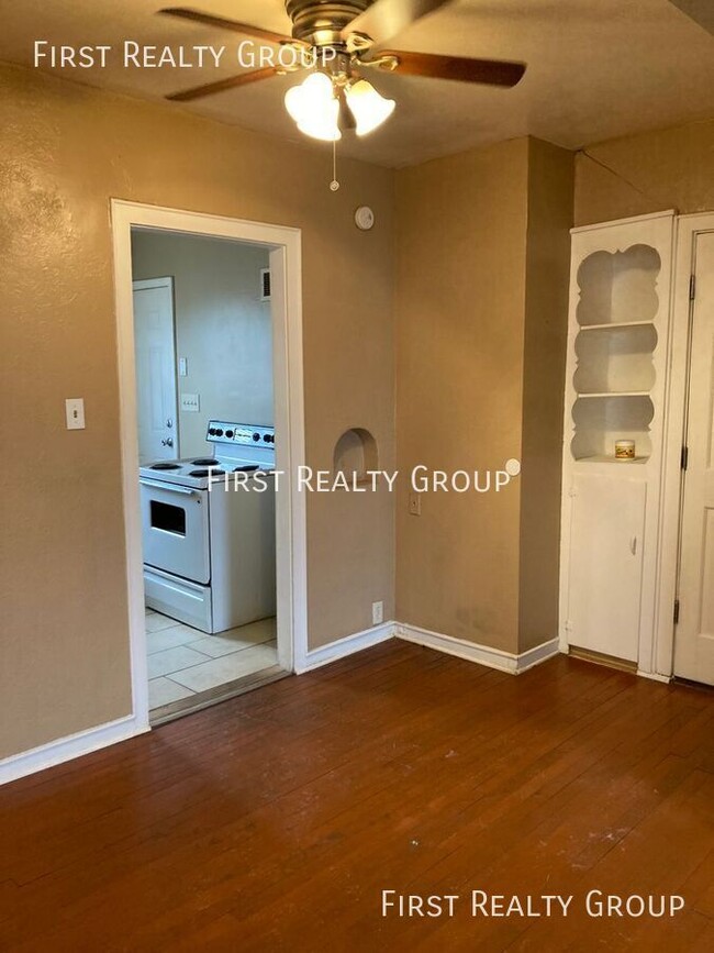 Building Photo - 1 Bedroom Upstairs Apartment for Rent, Mov...