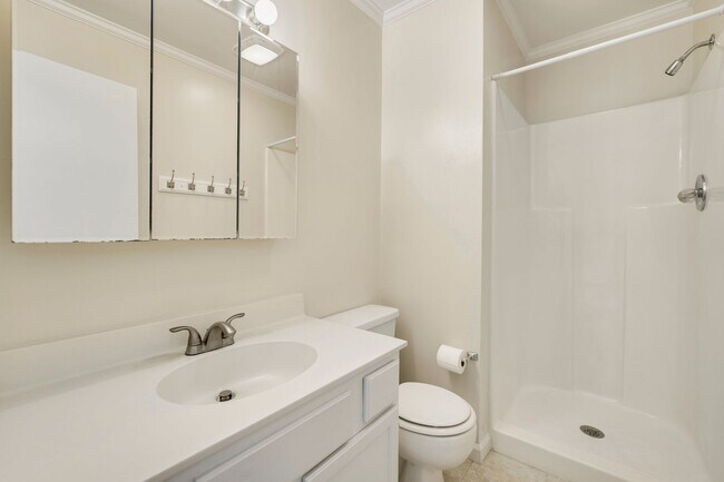 Building Photo - Available April! Convenient 2 BR/2.5BA Townhome