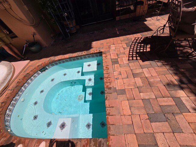 Building Photo - Furnished, 6-12 month rental