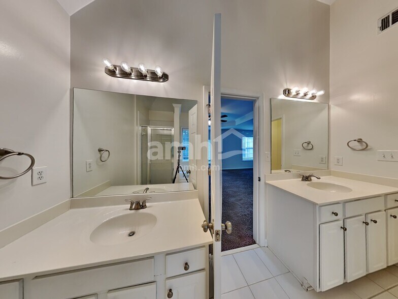 Building Photo - 2485 Chandler Grove Dr