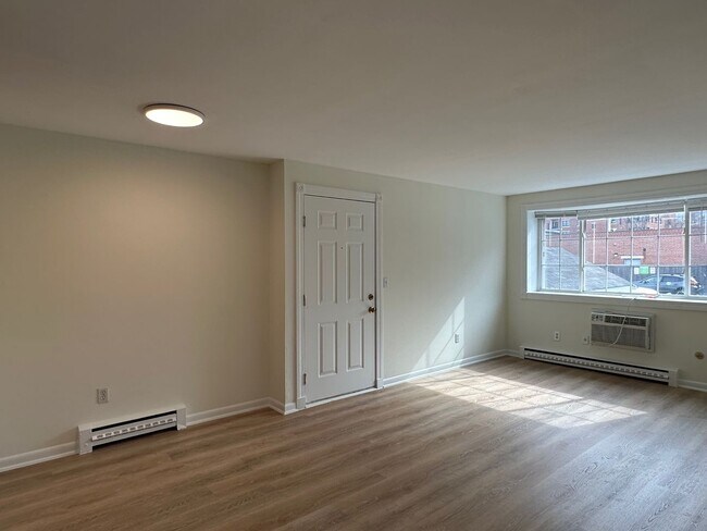Building Photo - Large, updated 2 bedroom near the Green Li...