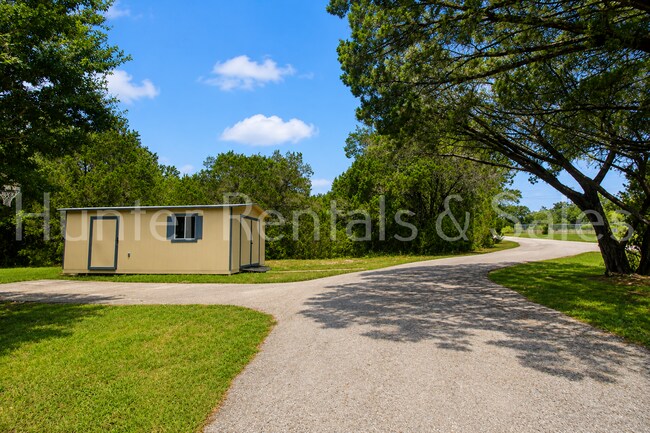 Building Photo - Country Living!