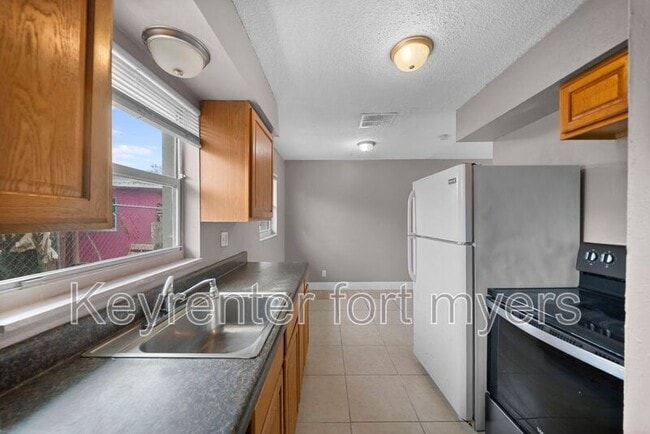 Building Photo - 5458 Fifth Ave