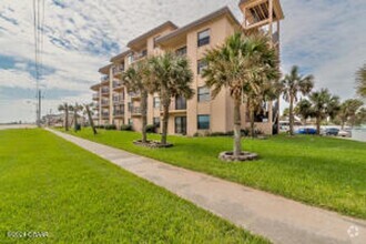 Building Photo - Ocean Front Condo