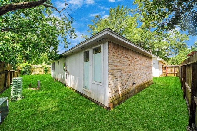 Building Photo - 2622 Heather Knoll Dr