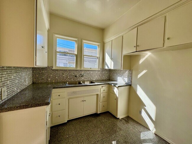 Building Photo - Sun-Filled 2-bed 1-bath Second Floor short...