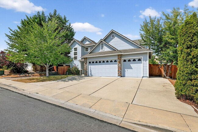 Primary Photo - 5 Bedroom Home Close to UNR!