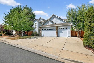 Building Photo - 5 Bedroom Home Close to UNR!