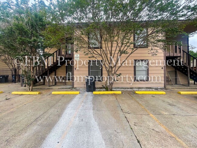 Building Photo - 2608 W Sycamore Ave