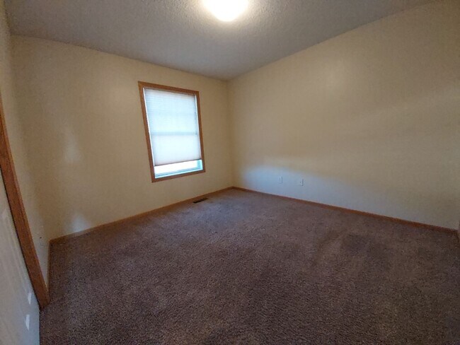 Building Photo - Great 3 Bedroom Townhome in Dancing Waters of Woodbury