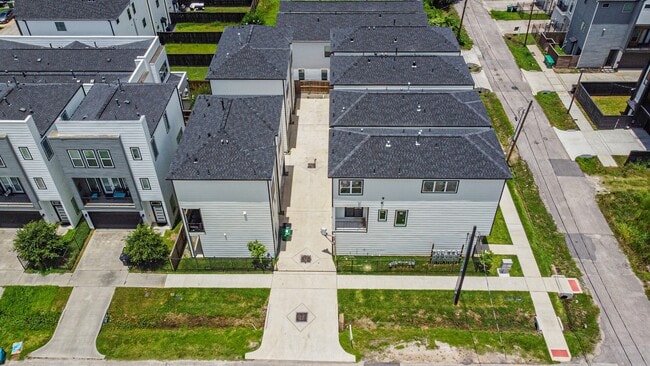 Building Photo - 2722 Nagle St