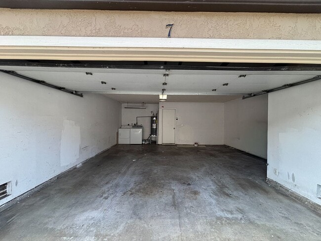 Building Photo - Spacious 3BD/2.5BA Townhouse in UTC W/ 2-C...