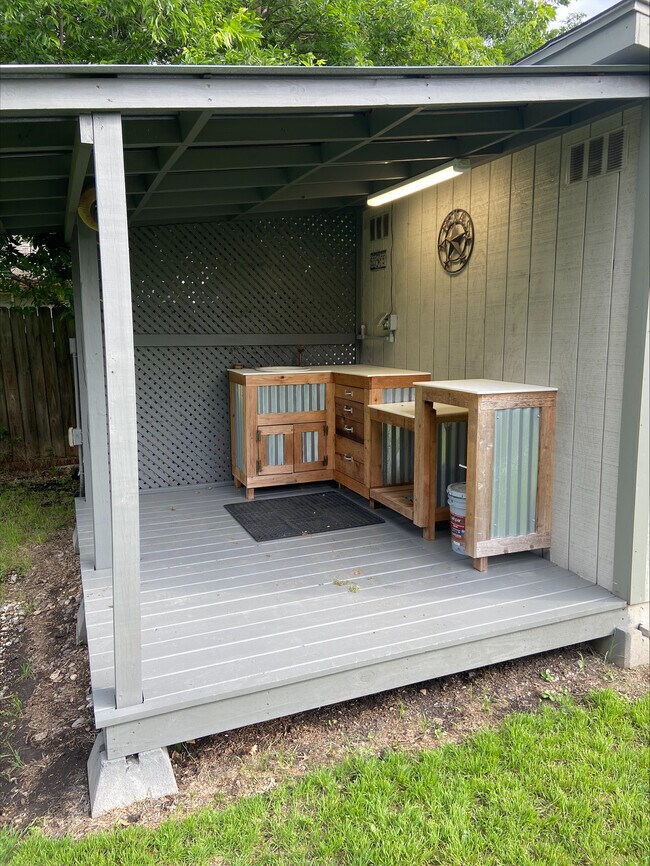 Building Photo - 702 Spring Hollow Dr