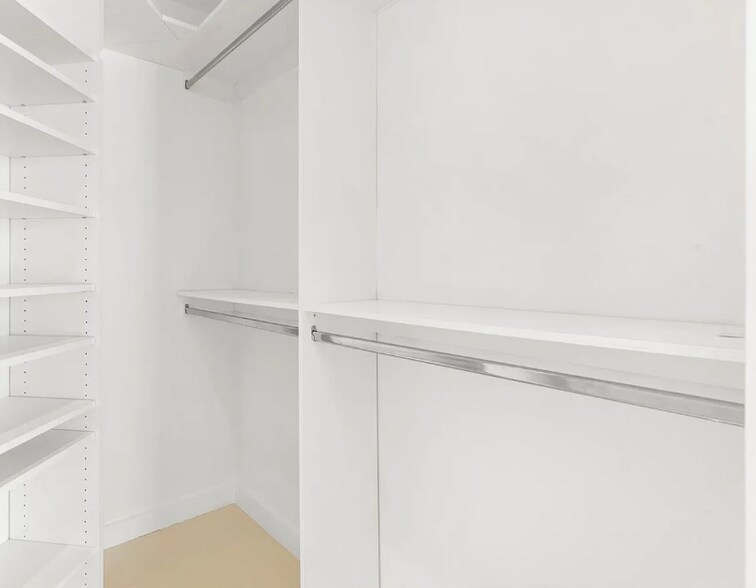 Building Photo - 1010 SW 2nd Ave