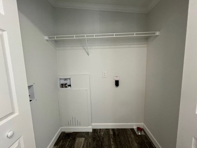 Building Photo - 328 Eland Dr