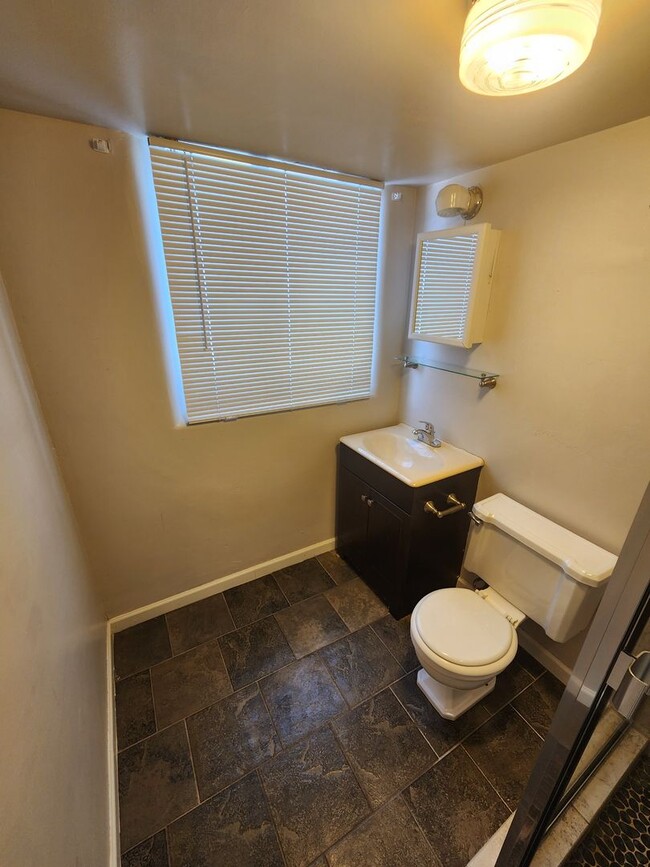 Building Photo - PRICE DECREASE! One Bed One Bath Garden Le...