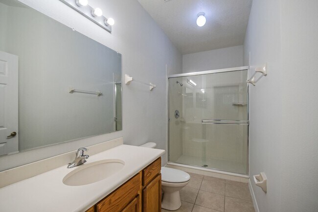 Building Photo - Spacious 3/2 Condo in the Gated Oakwater Community with Single Car Garage! Brand new carpets and ...