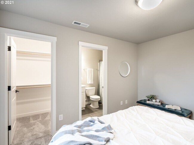 Building Photo - Detached Townhouse, 3br 3.5bth, Built 2022, Gorgeous upgrades