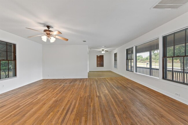 Building Photo - 400 N Elm St