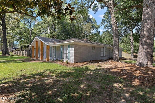 Building Photo - 36 Pebble Hill Dr