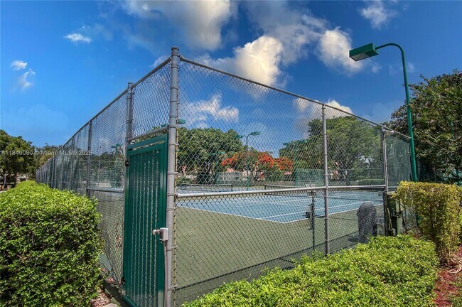 Building Photo - 407 Gardens Dr