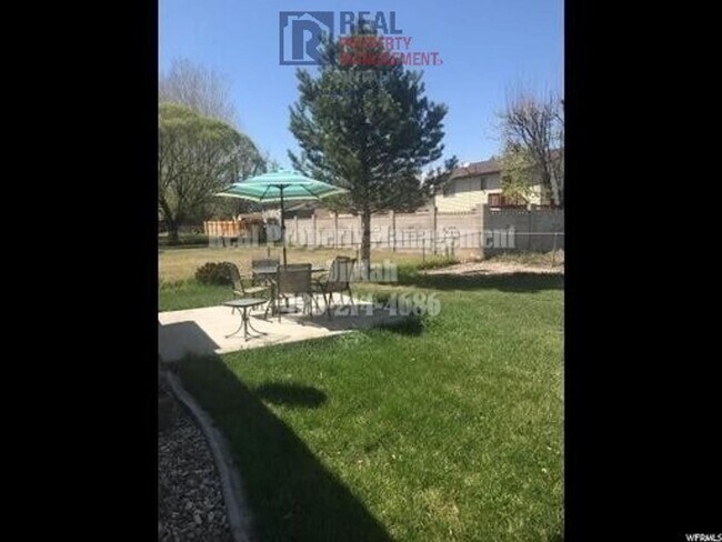 Building Photo - 3 Bed 2 Bath Duplex