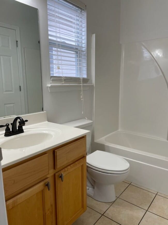 Building Photo - Emmyllie Ct- 130/132