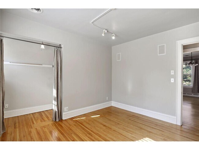 Building Photo - 1720 Mt Curve Ave