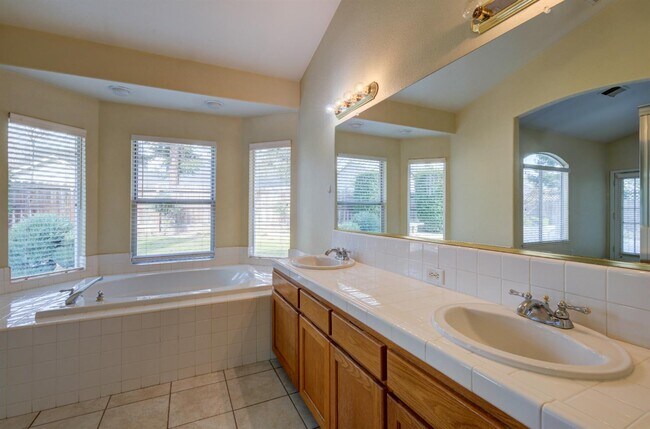 Building Photo - 139 Athens Ave