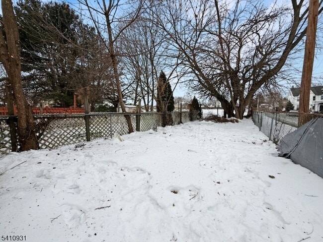 Building Photo - 65 Davis St