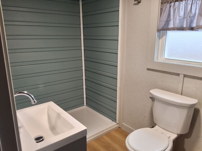 Building Photo - Comfy 2 Bedroom, 1 Bath House located in Radcliff