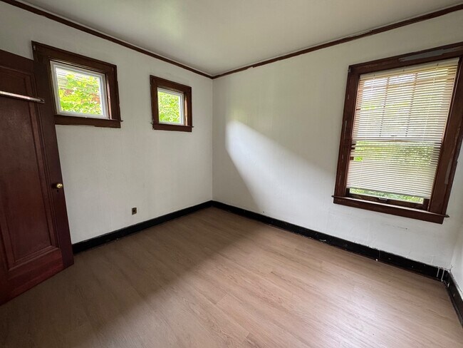 Building Photo - 11125 Cloverlawn Ave