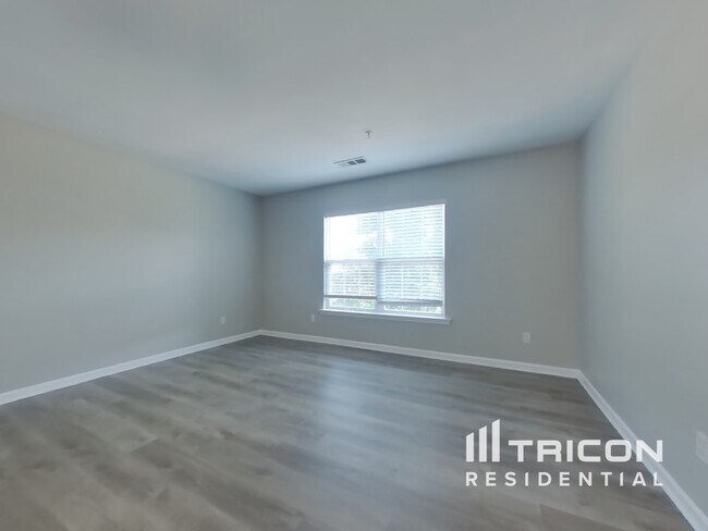 Building Photo - 383 Roseglen Dr NW