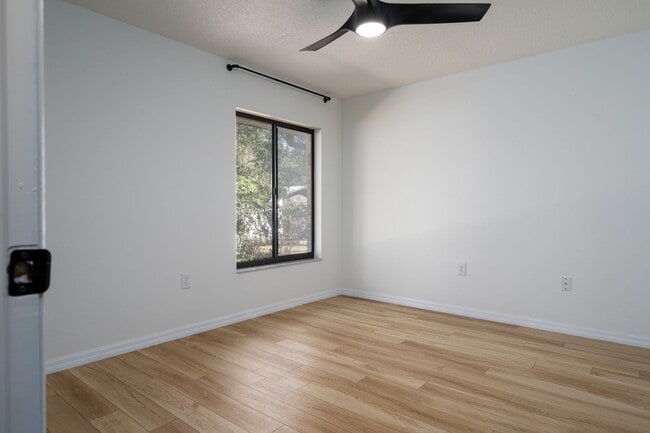 Building Photo - Wonderful & Private